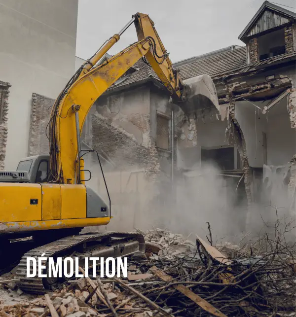 pelleteuse qui démolie une maison