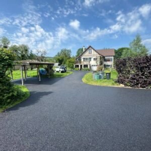 Cour intérieure entièrement enrobée