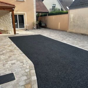 Cour en enrobé et pavés